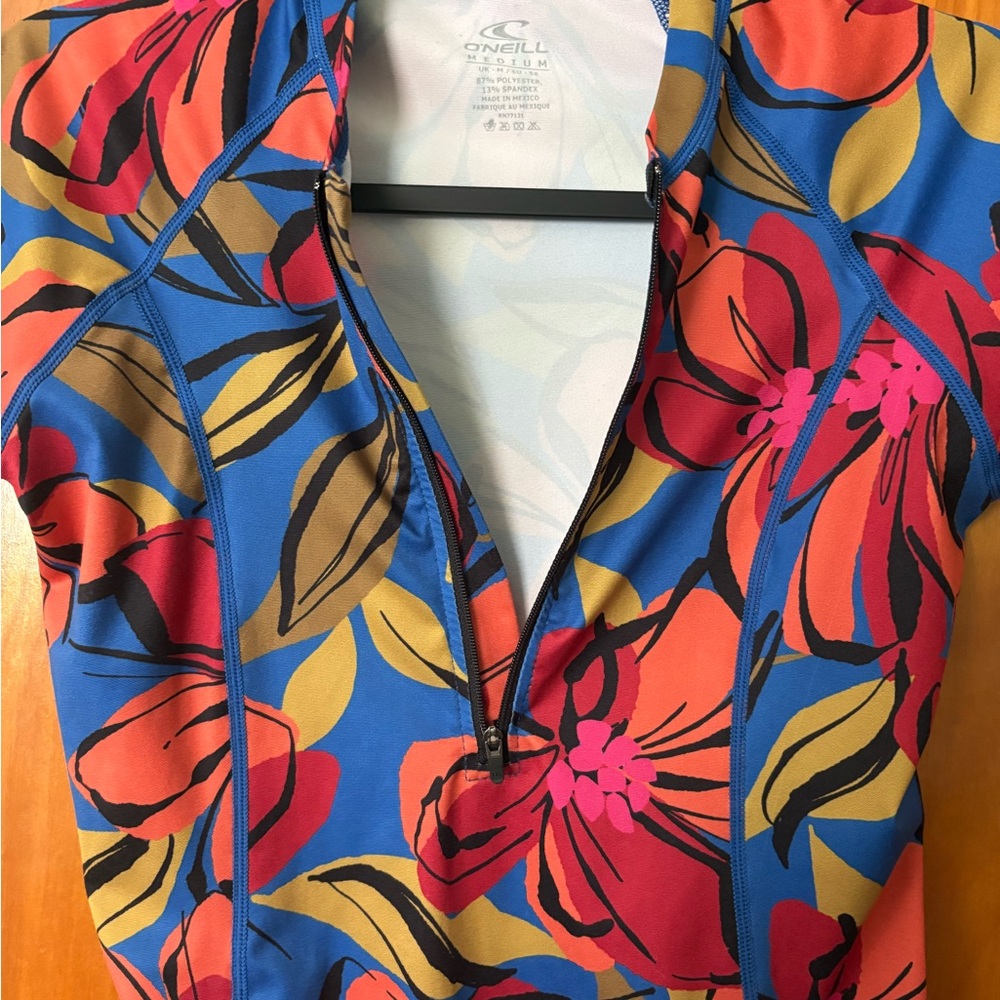 O'Neill Blue Orange Red Green Short Sleeve Swim Shirt Rash-guard Size M - Picture 3 of 7